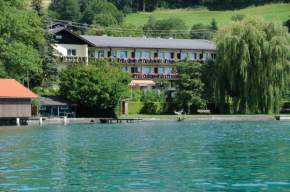 Отель Strandhotel  Вайрег-Ам-Аттерзее